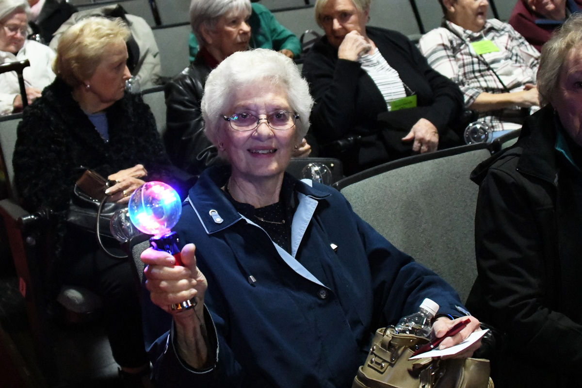 073 Marilyn Baker has fun with a light toy at the Yakov show.jpg